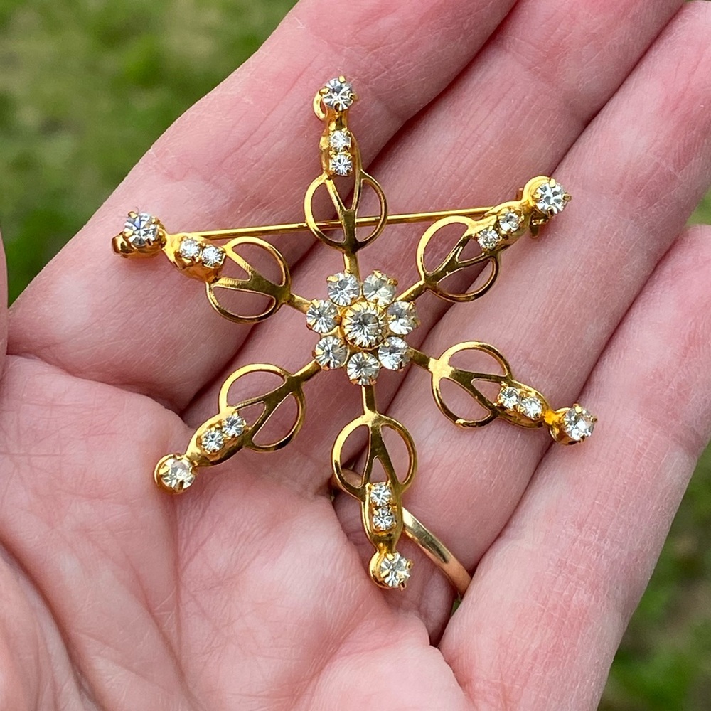 Elegant Gold Star Rhinestone Brooch - Picture 5 of 5